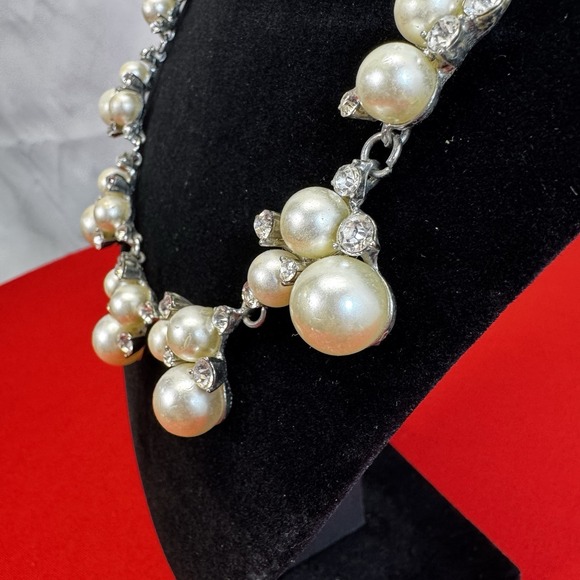Vintage Silver Tone Faux Pearl And Diamond Costume Jewelry Necklace - Picture 4 of 5